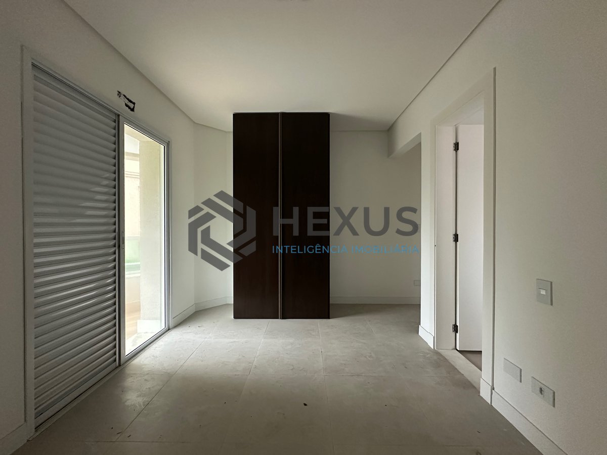 Foto 16 de Apartamento com varanda e lazer na Praia da Enseada, Guarujá