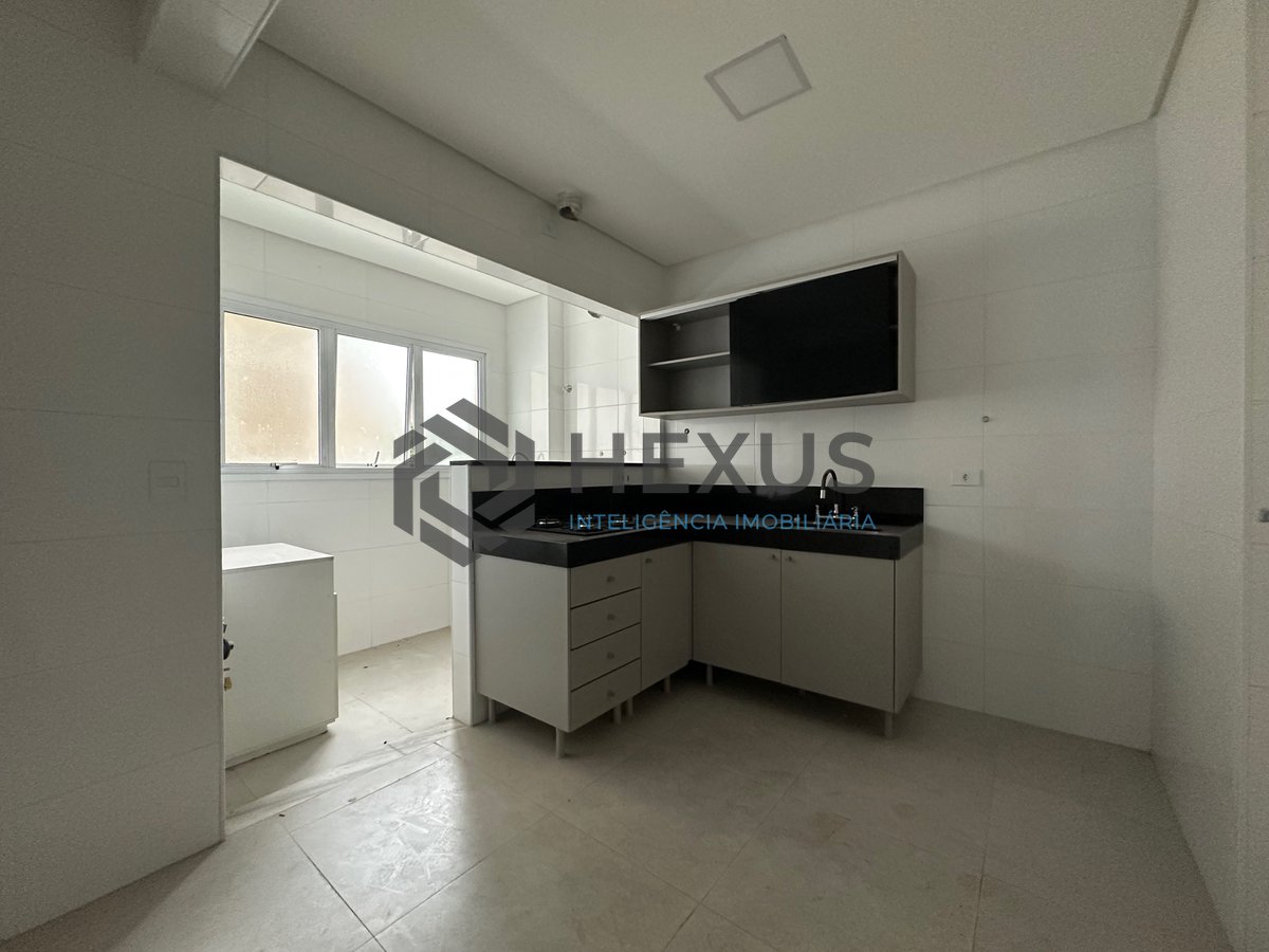 Foto 3 de Apartamento com varanda e lazer na Praia da Enseada, Guarujá