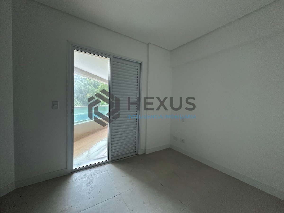 Foto 10 de Apartamento com varanda e lazer na Praia da Enseada, Guarujá