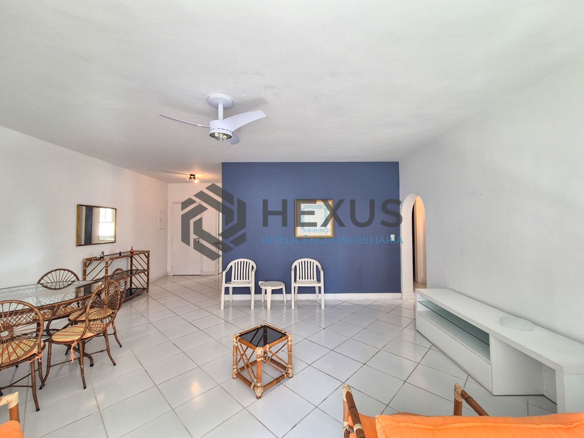 Foto 2 de Apartamento reformado com varanda na Praia das Astúrias, Guarujá