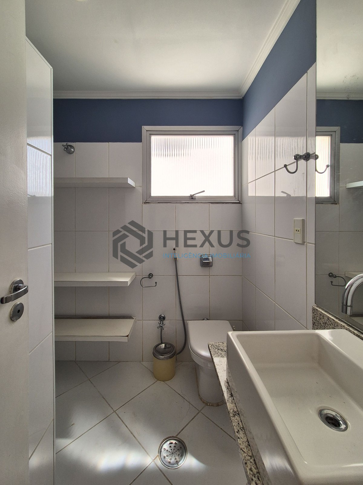 Foto 12 de Apartamento reformado com varanda na Praia das Astúrias, Guarujá