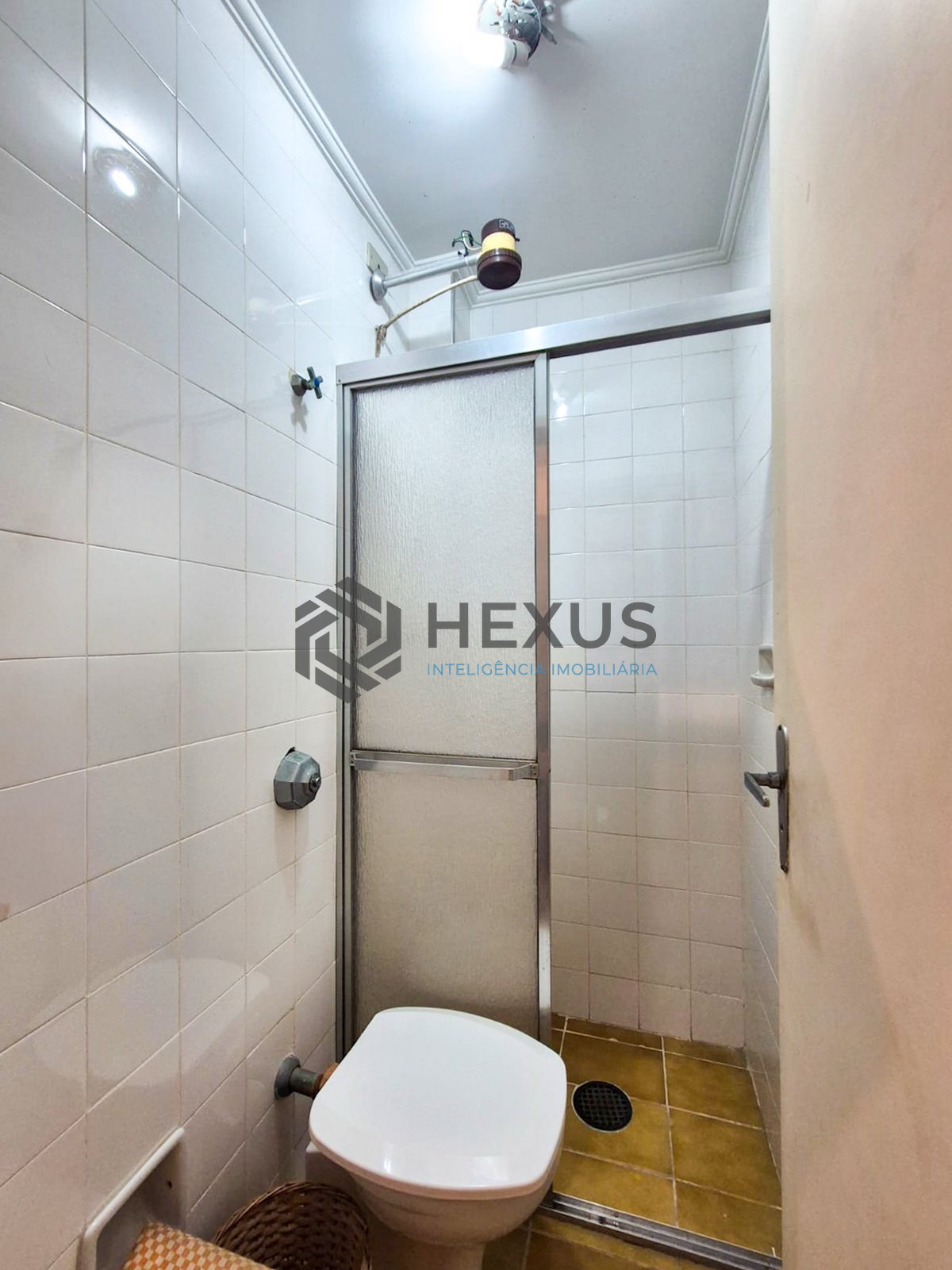 Foto 18 de Apartamento reformado com varanda na Praia das Astúrias, Guarujá