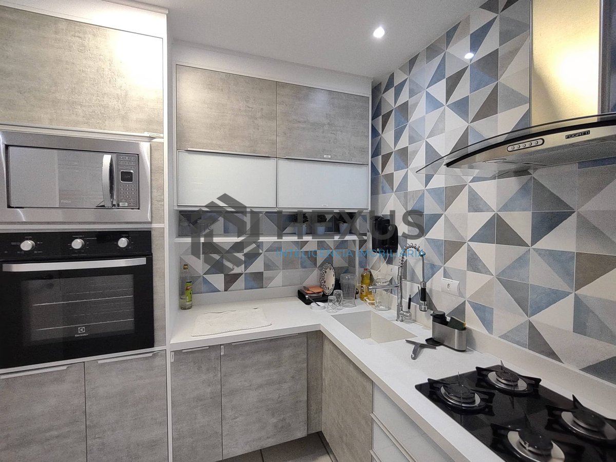 Foto 13 de Apartamento reformado com varanda e lazer na Praia da Enseada, Guarujá