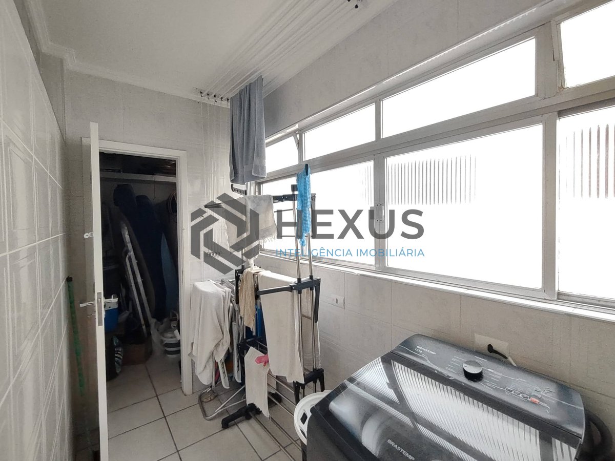 Foto 14 de Apartamento reformado com varanda e lazer na Praia da Enseada, Guarujá