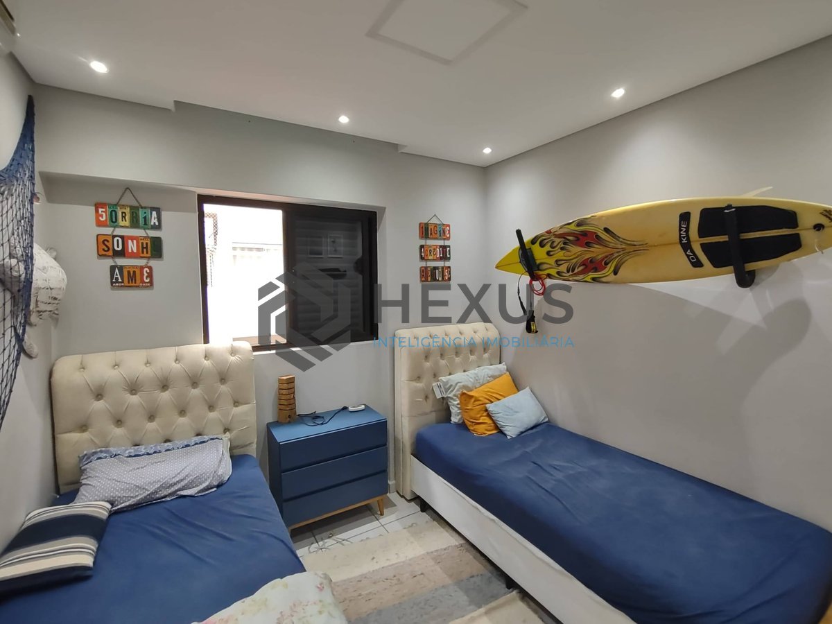 Foto 6 de Apartamento reformado com varanda e lazer na Praia da Enseada, Guarujá