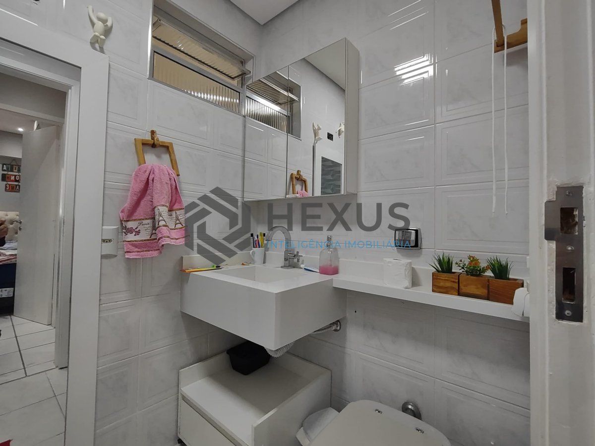 Foto 7 de Apartamento reformado com varanda e lazer na Praia da Enseada, Guarujá