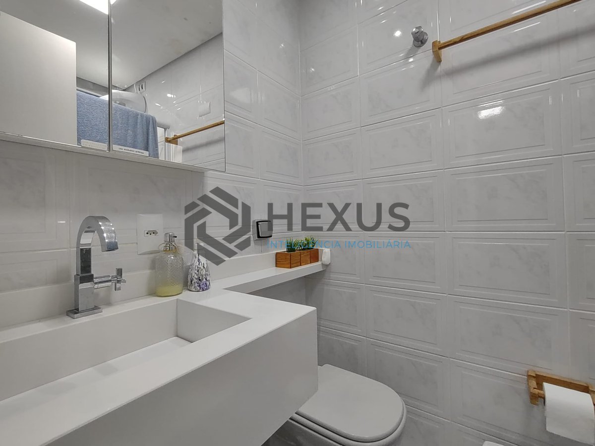 Foto 9 de Apartamento reformado com varanda e lazer na Praia da Enseada, Guarujá
