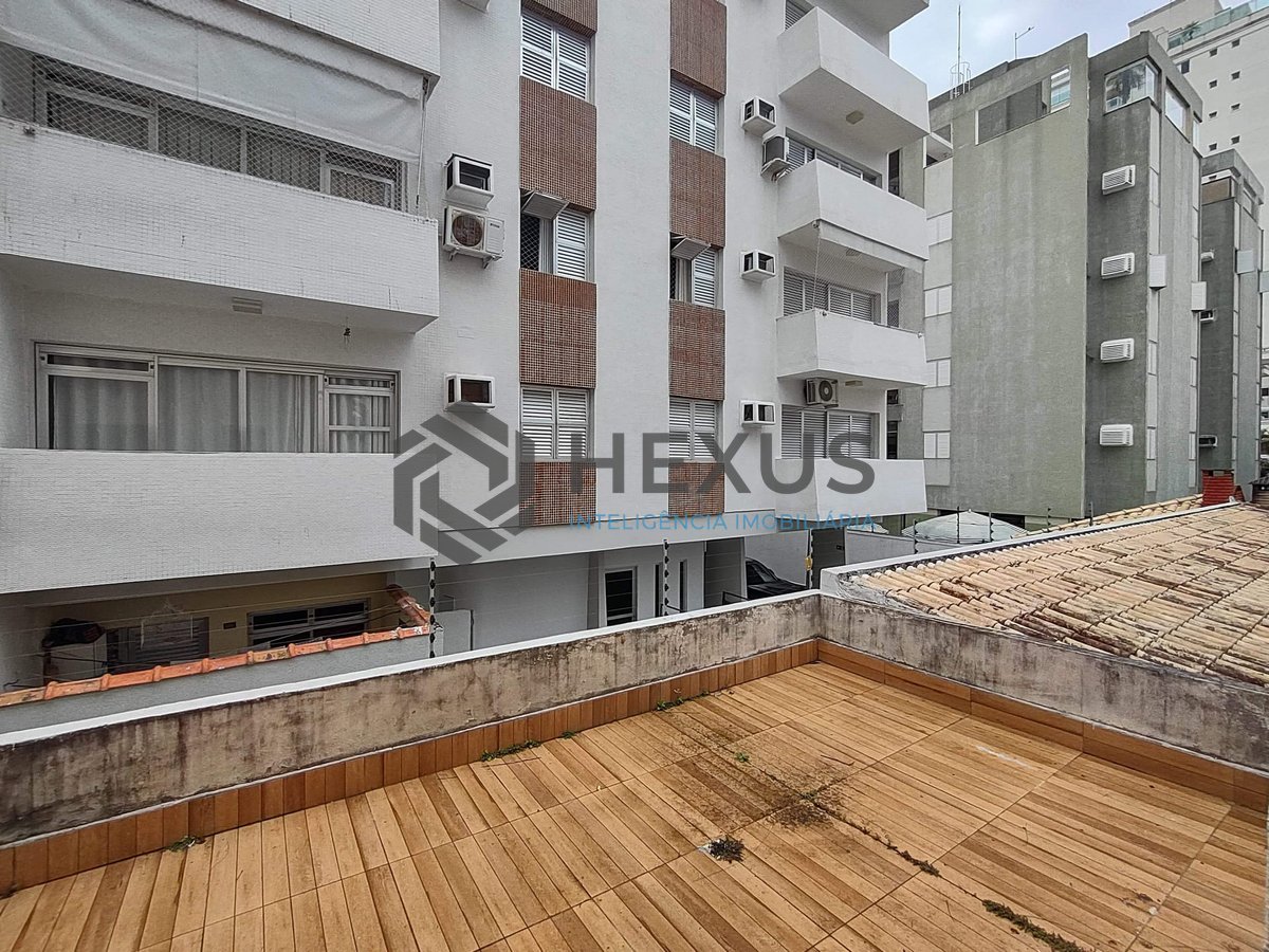 Foto 10 de Apartamento reformado com varanda e lazer na Praia da Enseada, Guarujá