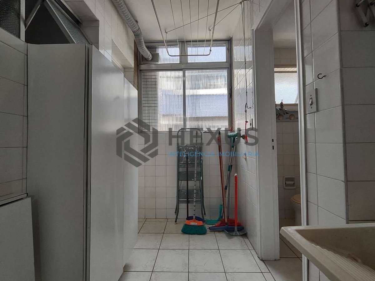 Foto 25 de Apartamento com varanda e lazer na Praia da Enseada, Guarujá