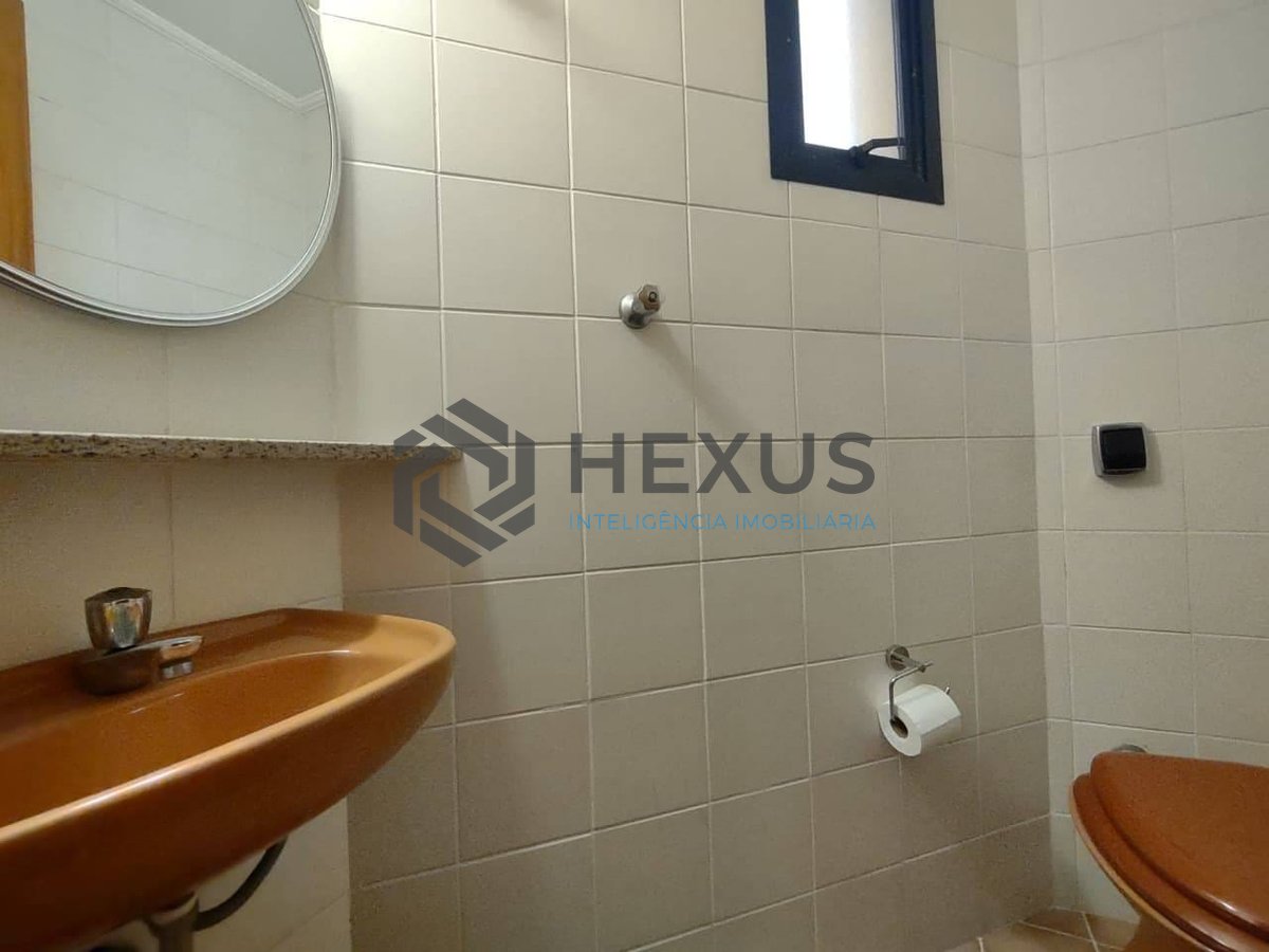 Foto 12 de Apartamento com varanda e lazer na Praia da Enseada, Guarujá