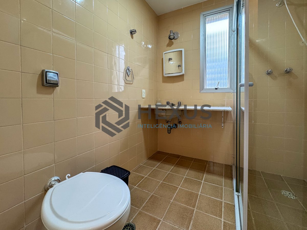 Foto 16 de Apartamento reformado com varanda e lazer na quadra mar das Pitangueiras, Guarujá