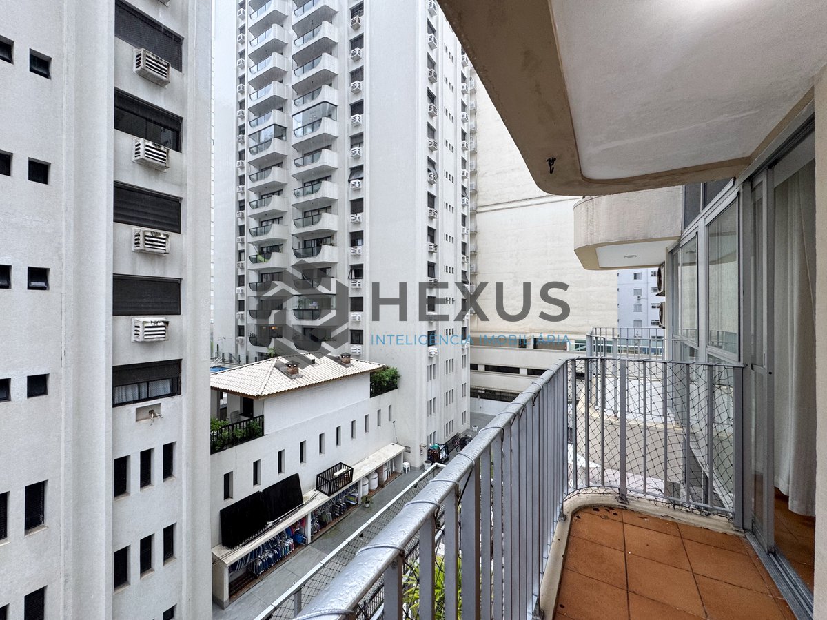 Foto 6 de Apartamento reformado com varanda e lazer na quadra mar das Pitangueiras, Guarujá