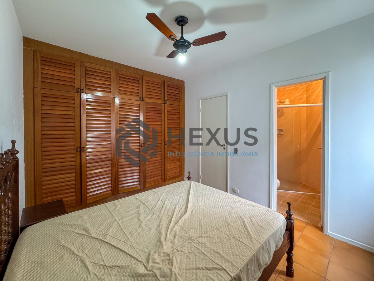 Foto 10 de Apartamento reformado com varanda e lazer na quadra mar das Pitangueiras, Guarujá