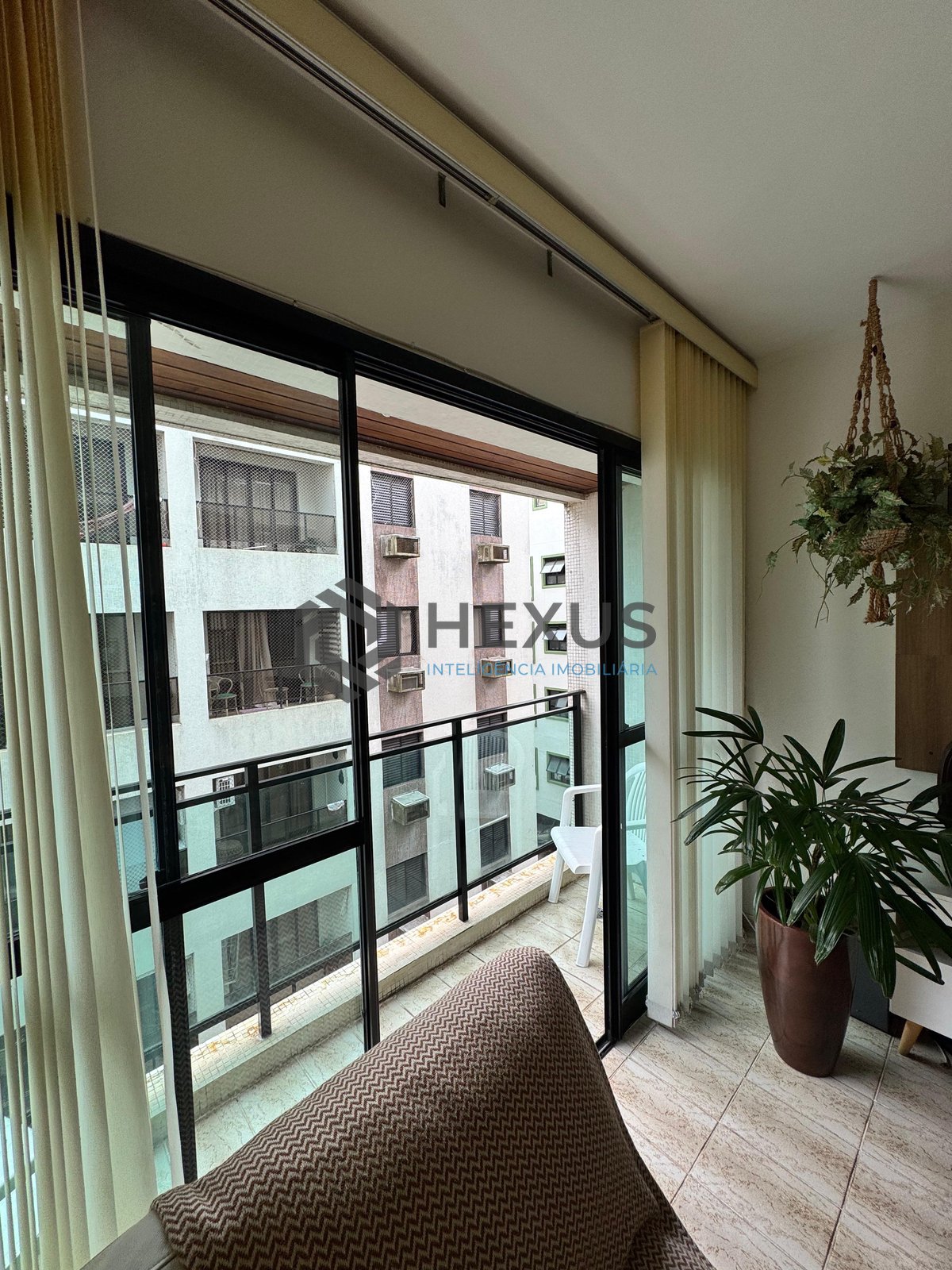 Foto 11 de Apartamento reformado com varanda na Praia das Astúrias, Guarujá