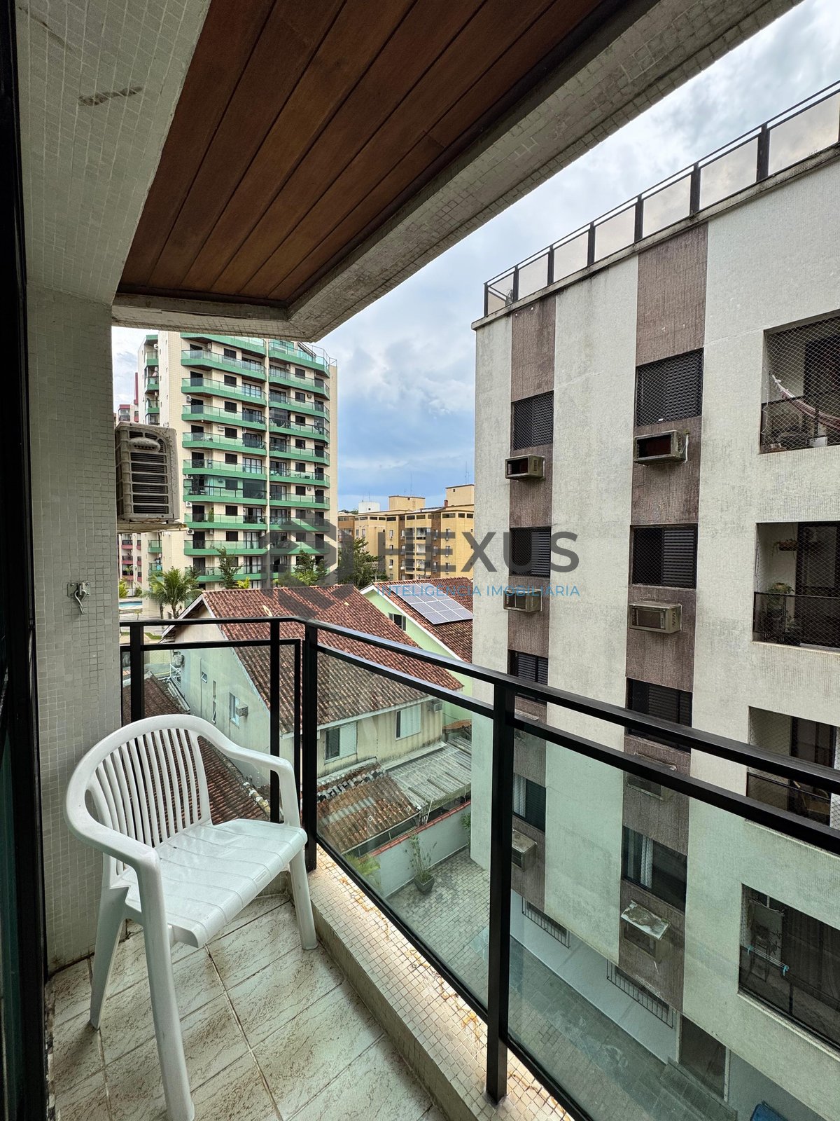 Foto 13 de Apartamento reformado com varanda na Praia das Astúrias, Guarujá