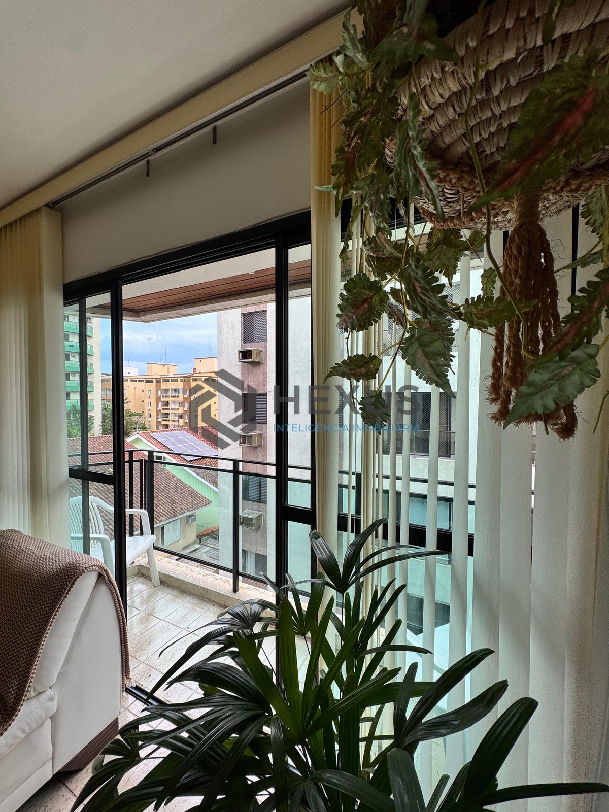 Foto 14 de Apartamento reformado com varanda na Praia das Astúrias, Guarujá