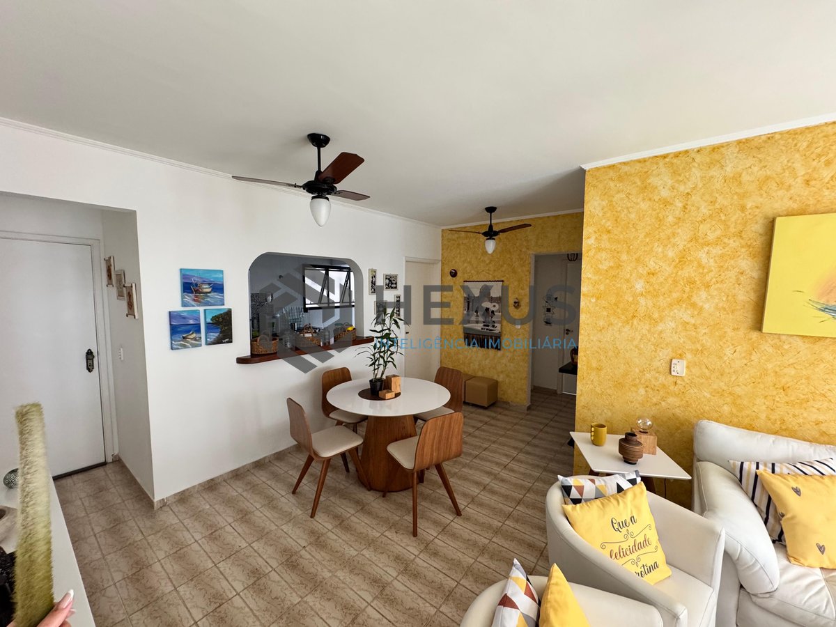 Foto 3 de Apartamento reformado com varanda na Praia das Astúrias, Guarujá