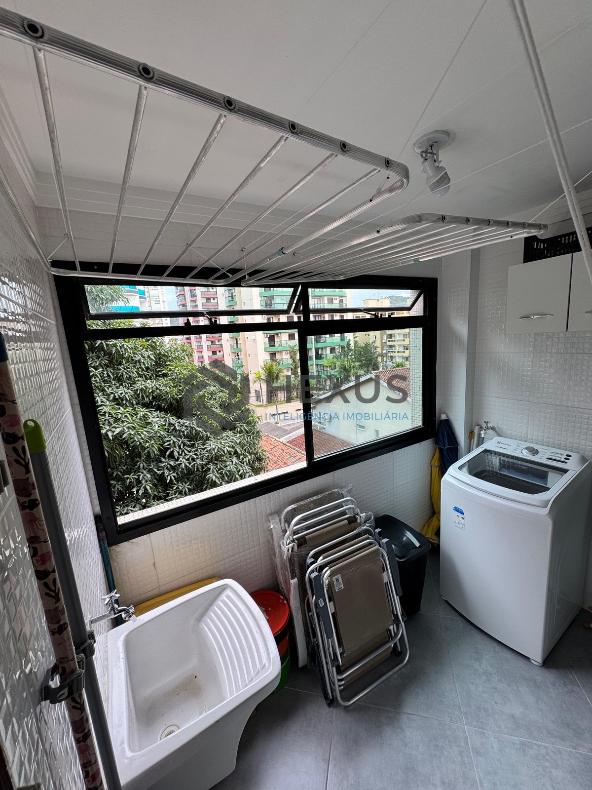 Foto 23 de Apartamento reformado com varanda na Praia das Astúrias, Guarujá