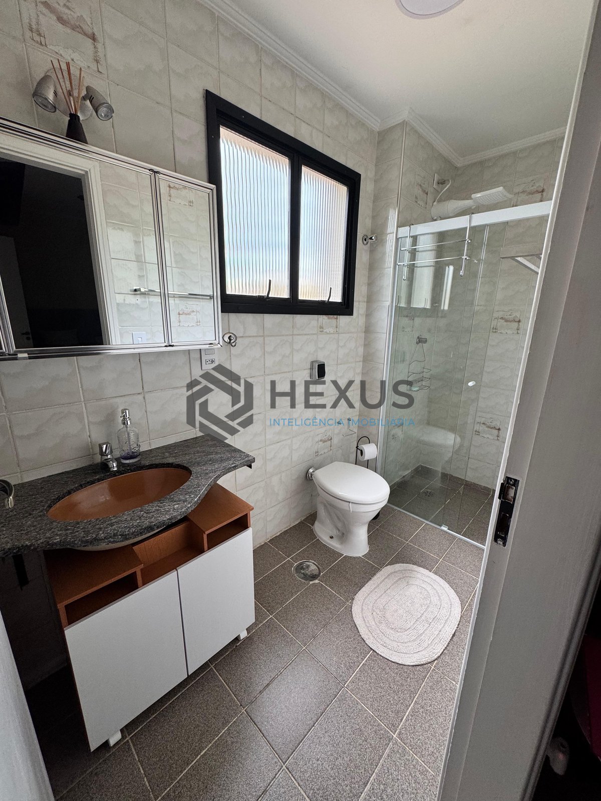 Foto 36 de Apartamento reformado com varanda na Praia das Astúrias, Guarujá