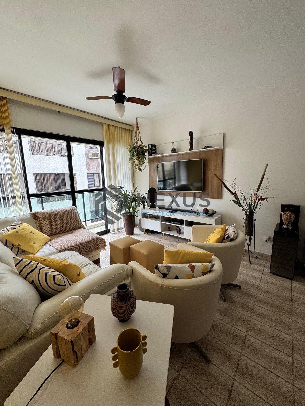 Foto 6 de Apartamento reformado com varanda na Praia das Astúrias, Guarujá