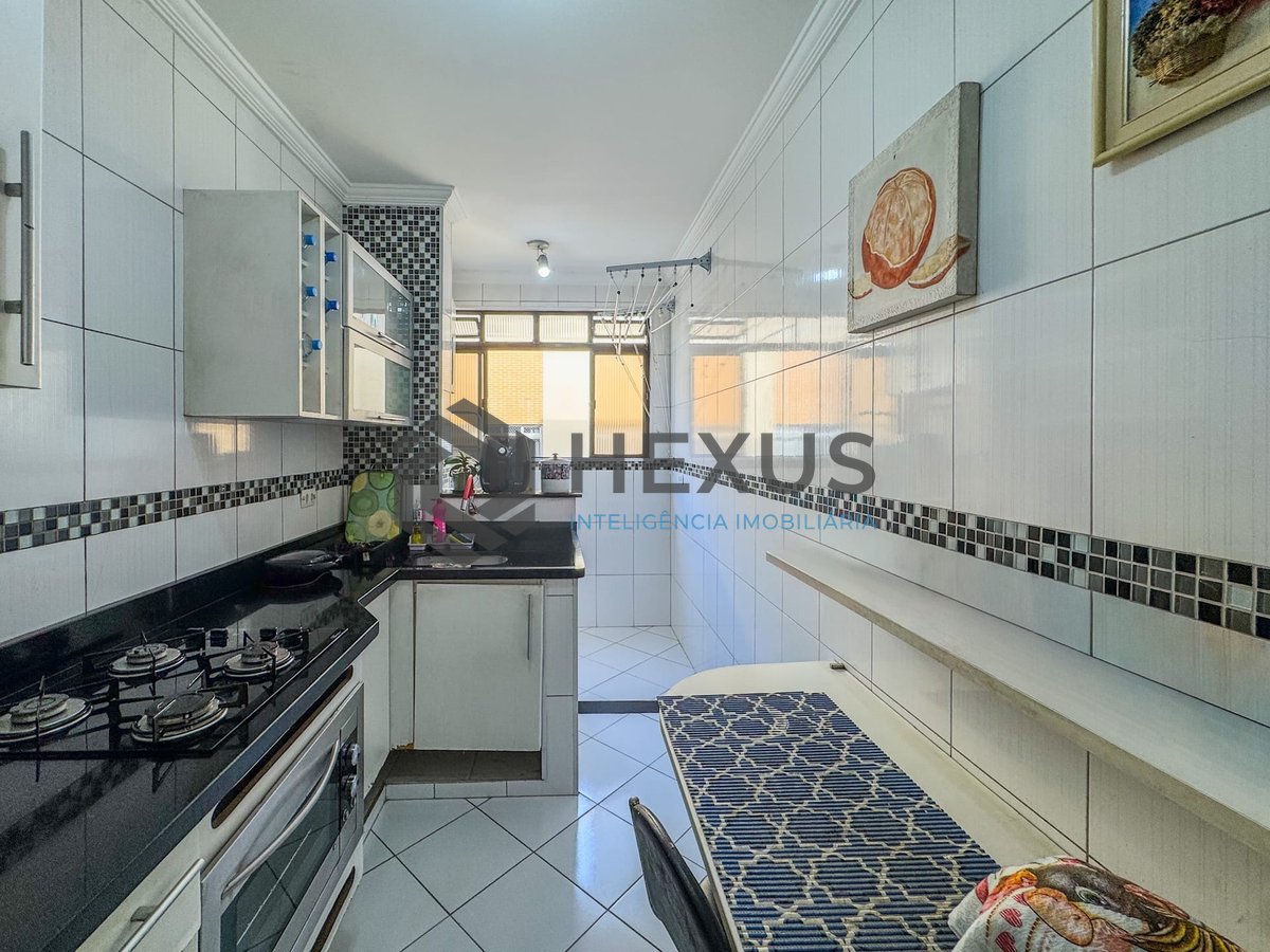 Foto 12 de Apartamento reformado com varanda na região do Jardim Las Palmas da Praia das Astúrias, Guarujá
