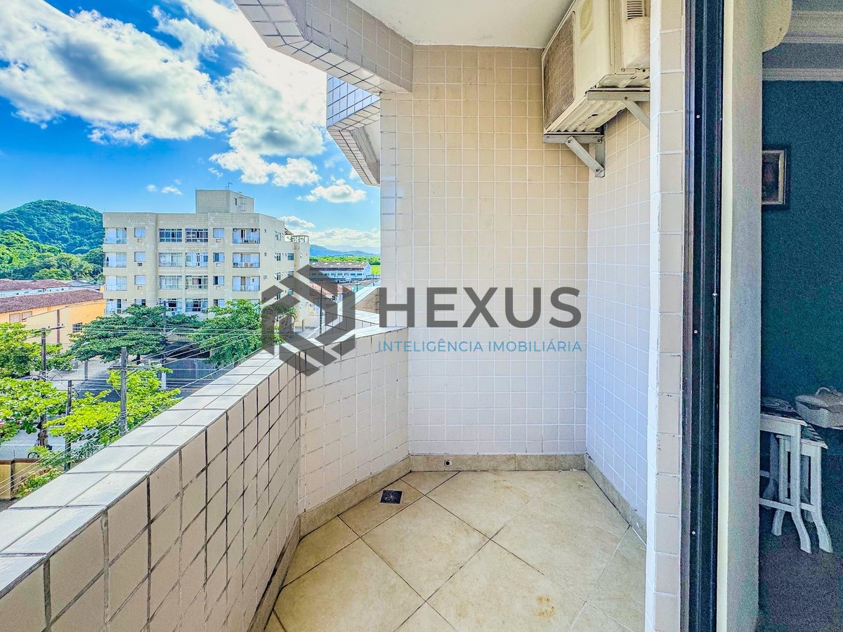 Foto 4 de Apartamento reformado com varanda na região do Jardim Las Palmas da Praia das Astúrias, Guarujá