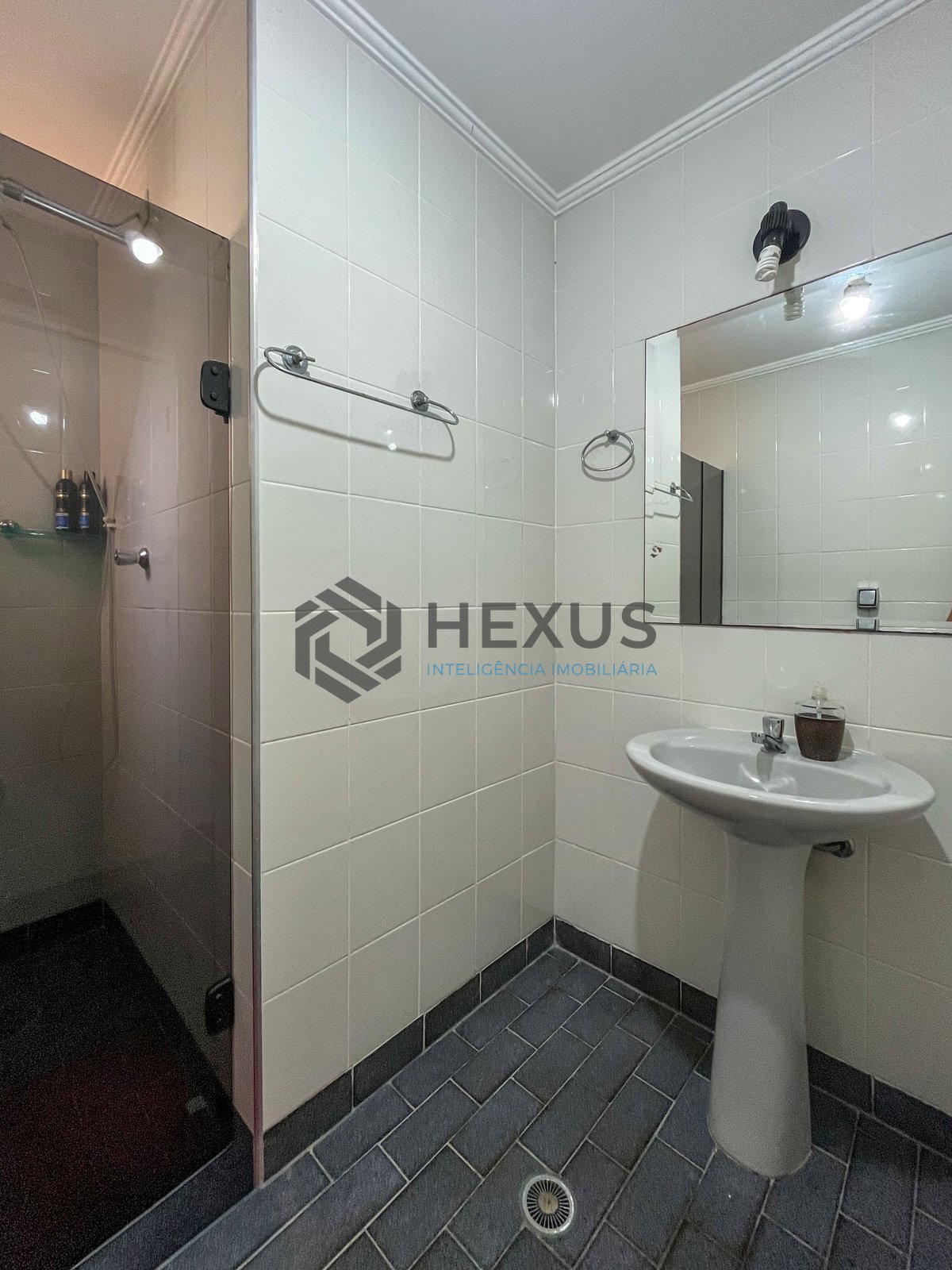 Foto 18 de Apartamento com varanda e lazer na Praia das Pitangueiras, Guarujá