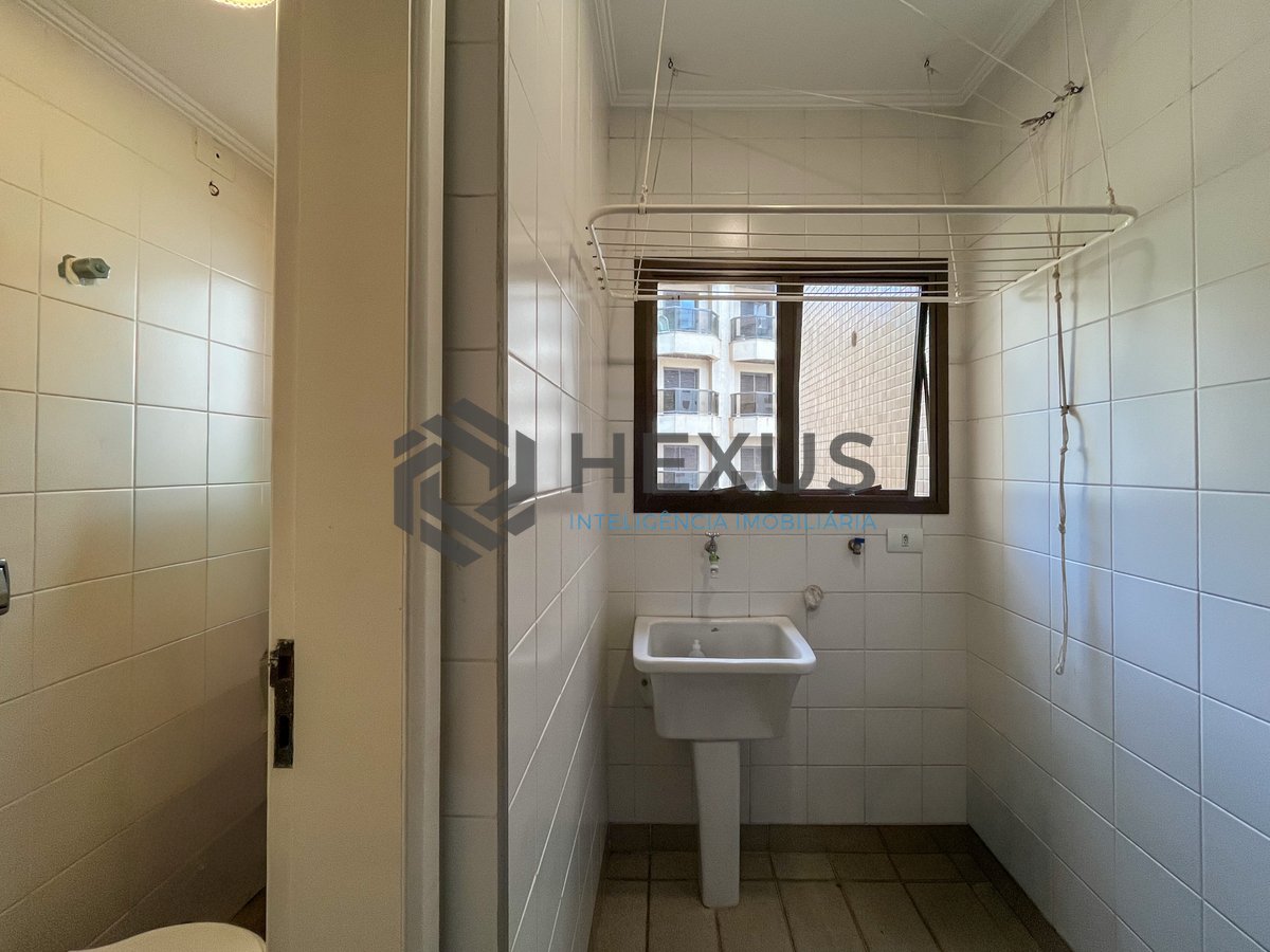 Foto 21 de Apartamento com varanda e lazer na Praia das Pitangueiras, Guarujá