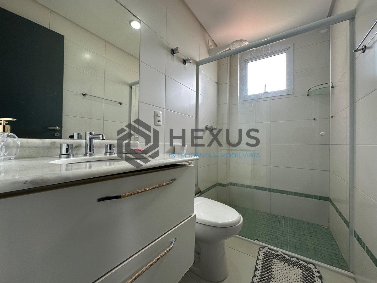 Foto 17 de Apartamento com varanda gourmet reformado e lazer na região do Tortugas da Praia da Enseada, Guarujá