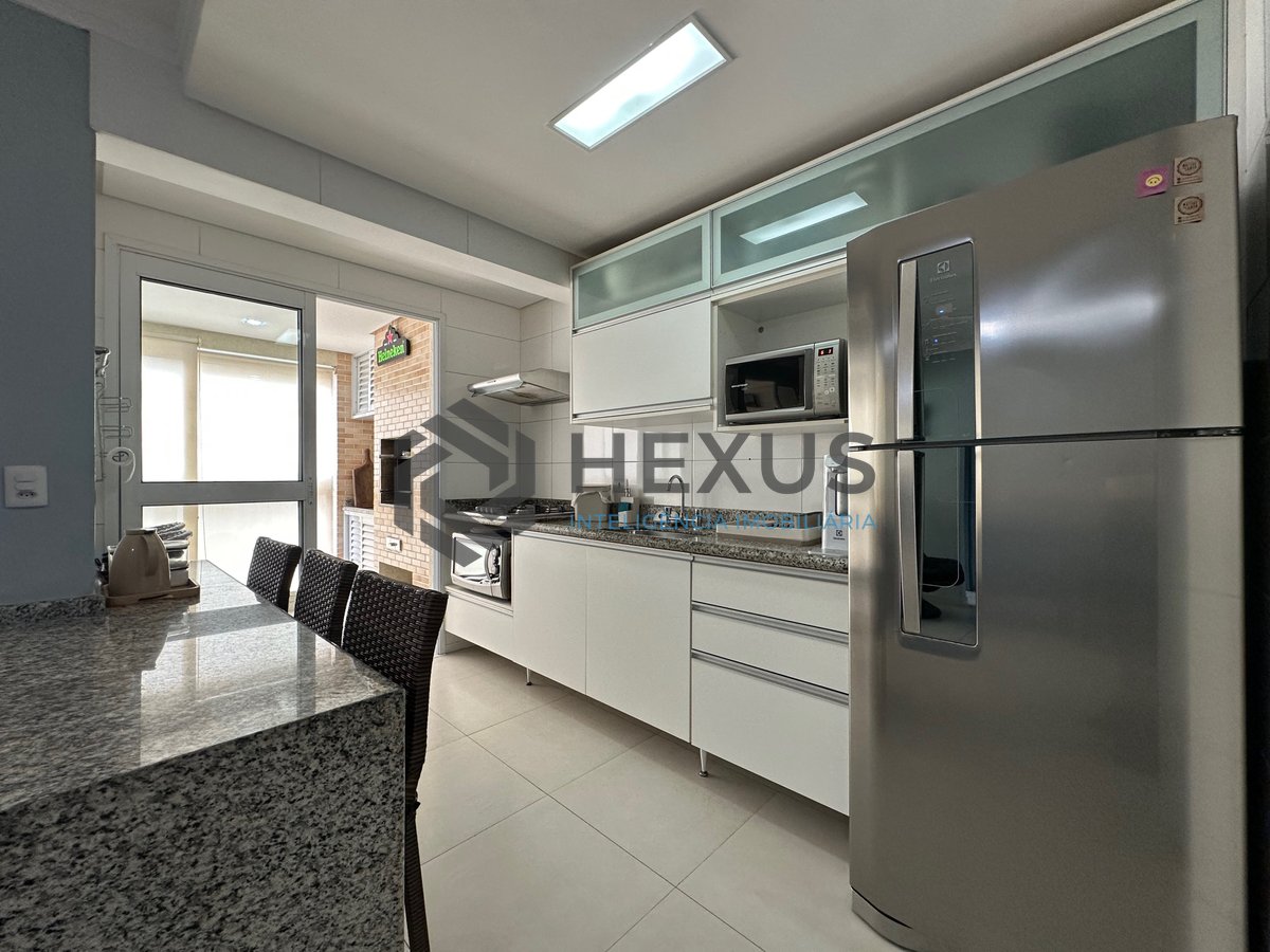 Foto 5 de Apartamento com varanda gourmet reformado e lazer na região do Tortugas da Praia da Enseada, Guarujá