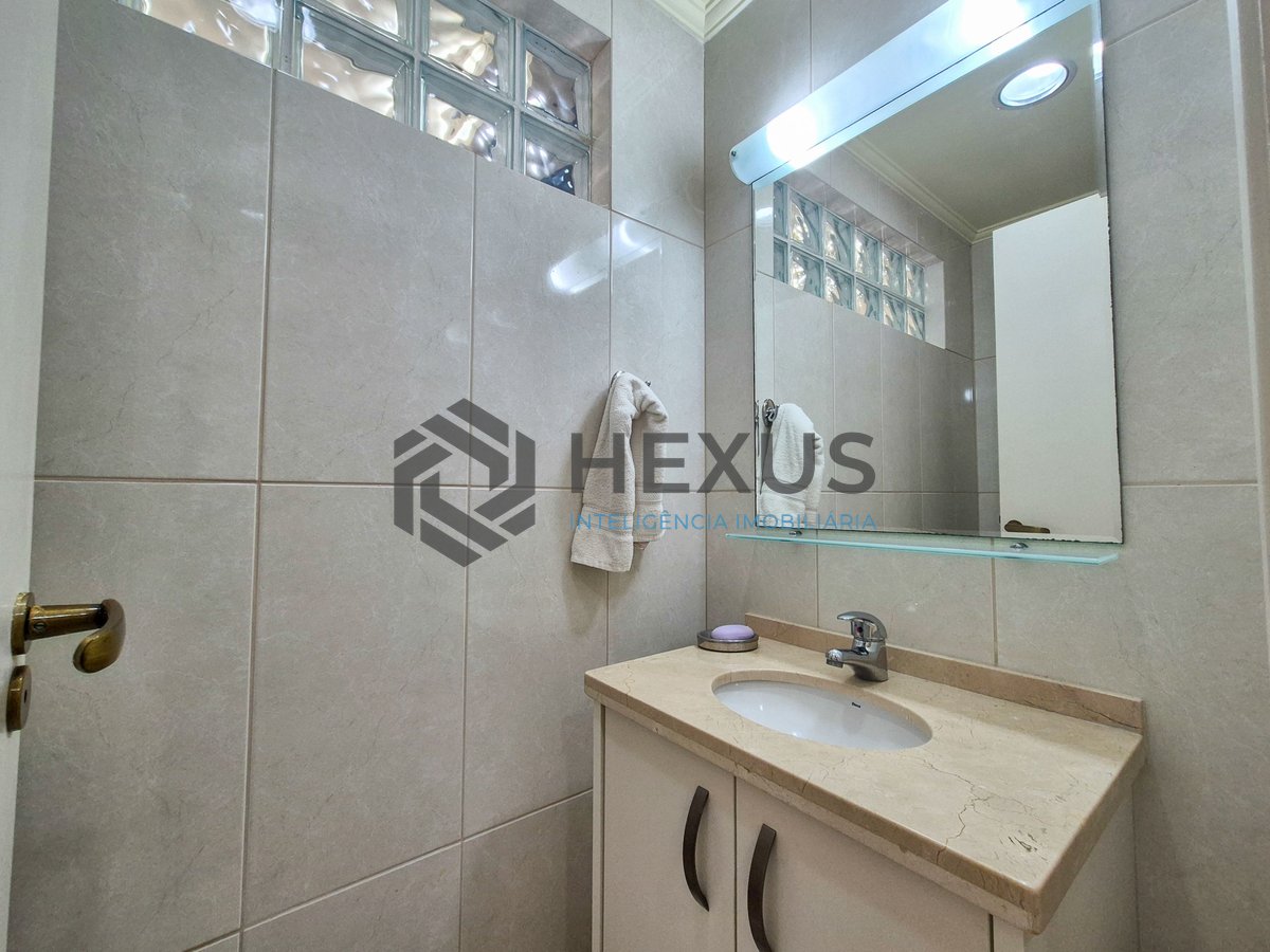 Foto 17 de Apartamento reformado com varanda e lazer nas Pitangueiras, Guarujá