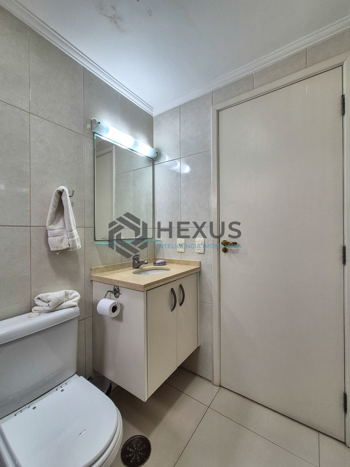 Foto 25 de Apartamento reformado com varanda e lazer nas Pitangueiras, Guarujá