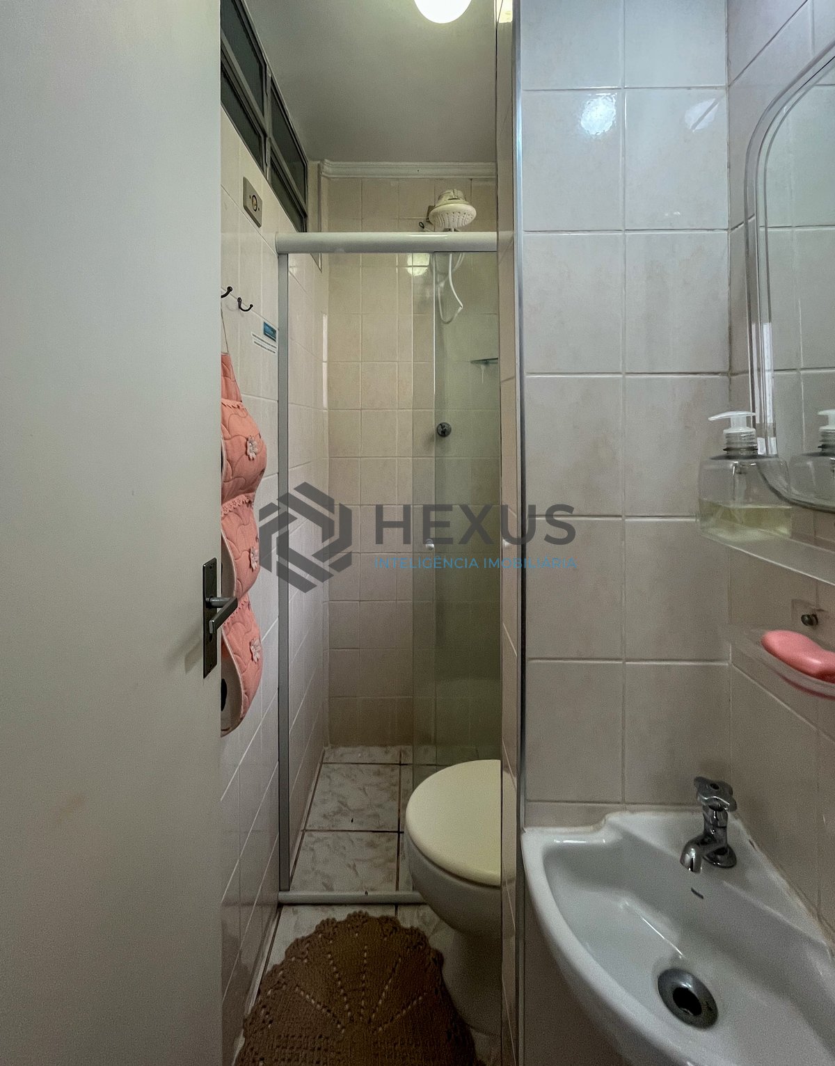 Foto 14 de Apartamento com baixo custo a duas quadras da Praia das Pitangueiras, Guarujá