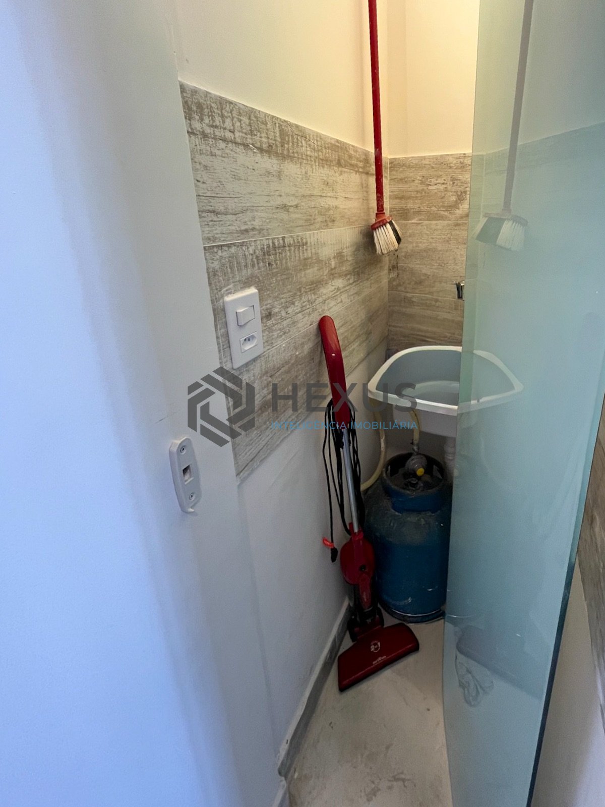 Foto 11 de Apartamento com varanda a duas quadras da Praia das Pitangueiras, Guarujá