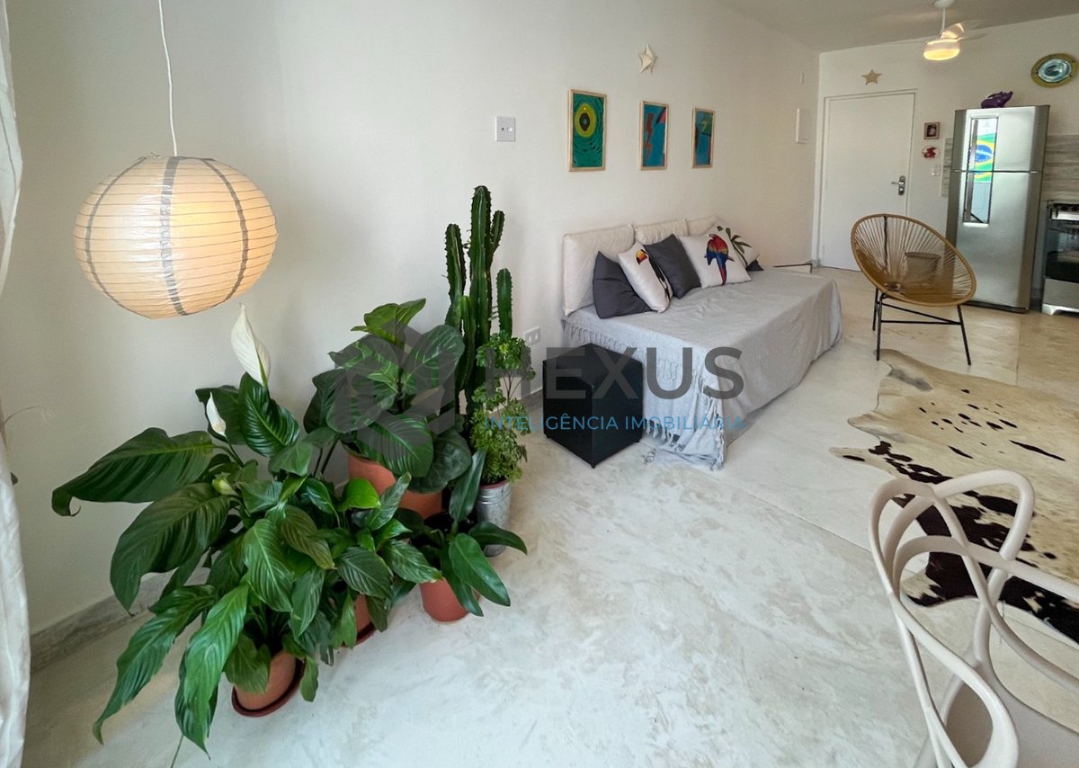 Foto 3 de Apartamento com varanda a duas quadras da Praia das Pitangueiras, Guarujá