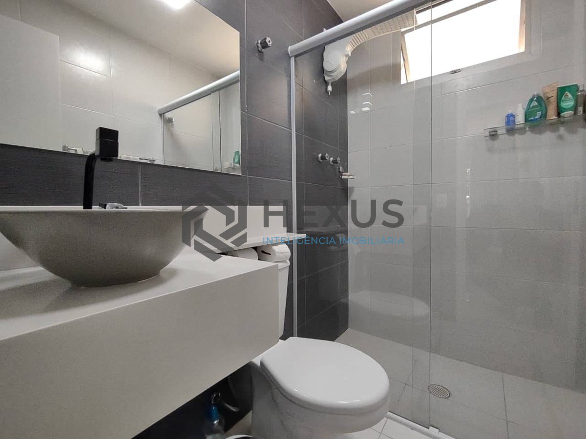 Foto 16 de Apartamento reformado com varanda e lazer na Praia da Enseada, Guarujá