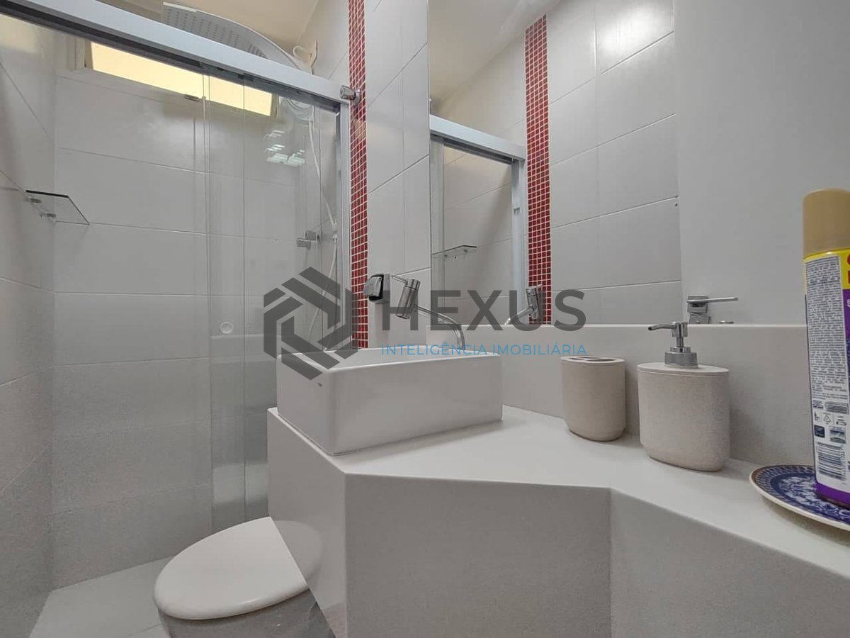 Foto 9 de Apartamento reformado com varanda e lazer na Praia da Enseada, Guarujá