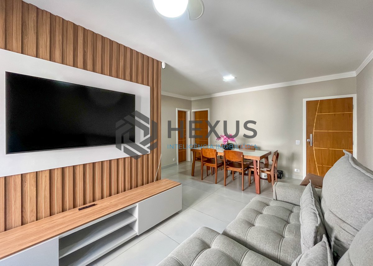 Foto 2 de Apartamento com varanda a 1 quadra da praia nas Pitangueiras, Guarujá