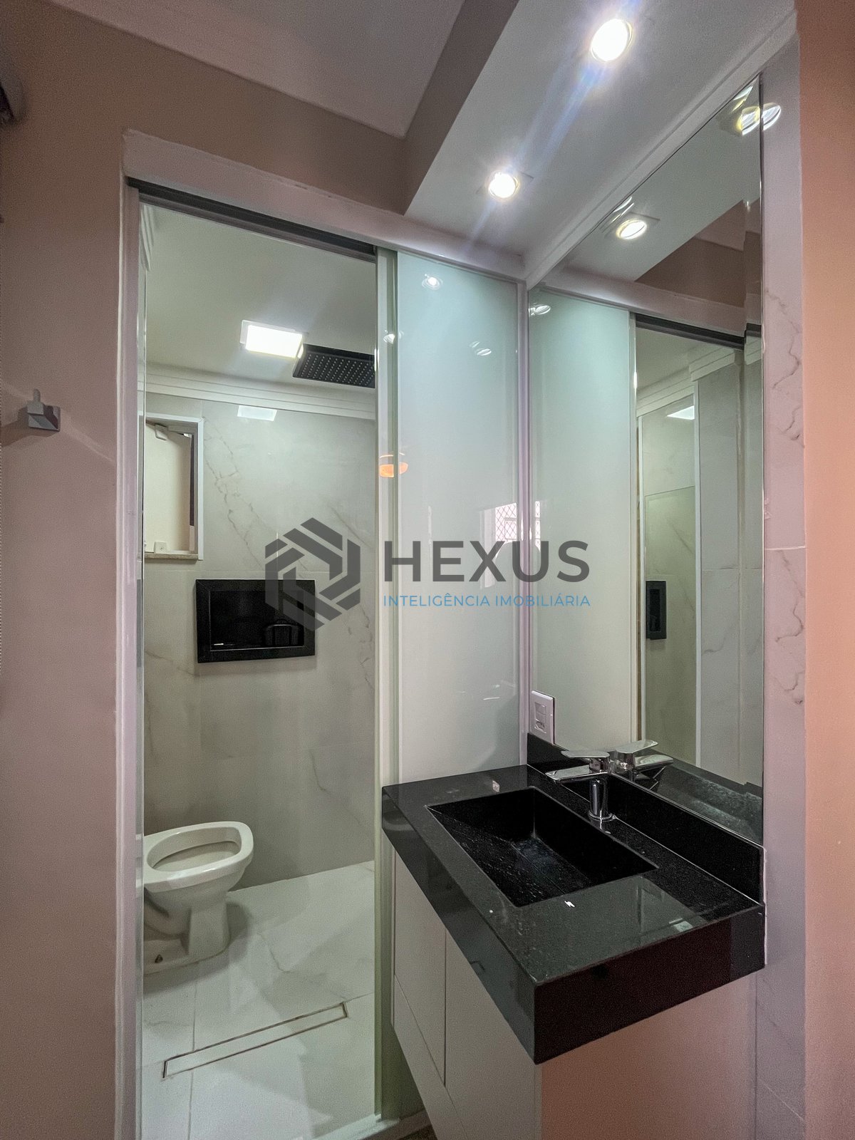 Foto 15 de Apartamento com varanda a 1 quadra da praia nas Pitangueiras, Guarujá