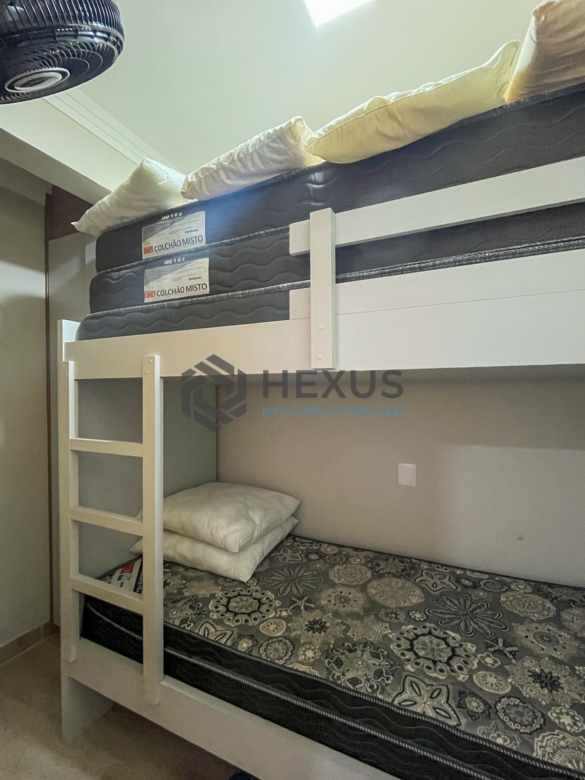 Foto 17 de Apartamento com varanda a 1 quadra da praia nas Pitangueiras, Guarujá