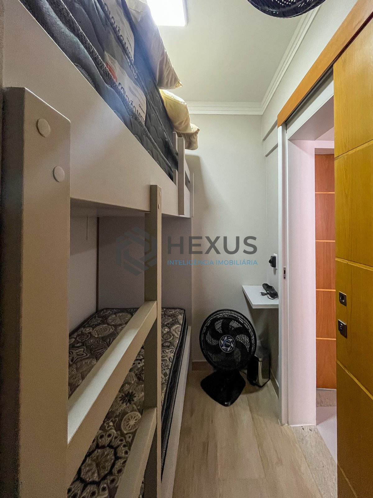 Foto 18 de Apartamento com varanda a 1 quadra da praia nas Pitangueiras, Guarujá