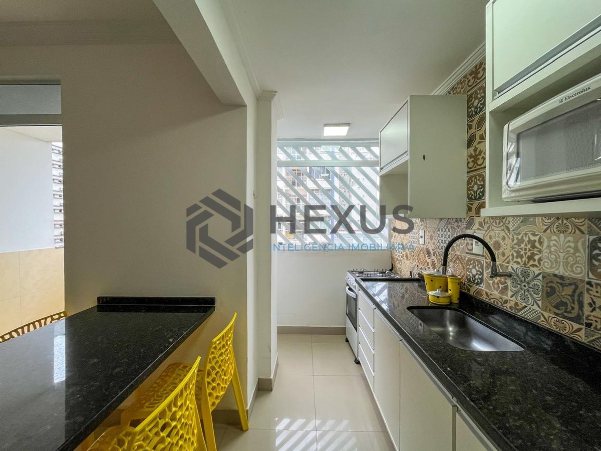 Foto 13 de Apartamento com varanda a 1 quadra da praia nas Pitangueiras, Guarujá