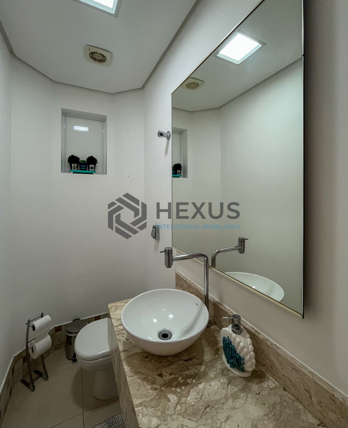 Foto 14 de Apartamento reformado com varanda gourmet vista mar e lazer nas Pitangueiras, Guarujá