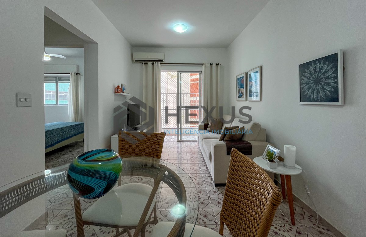 Foto 2 de Apartamento com varanda a uma quadra da Praia das Pitangueiras, Guarujá