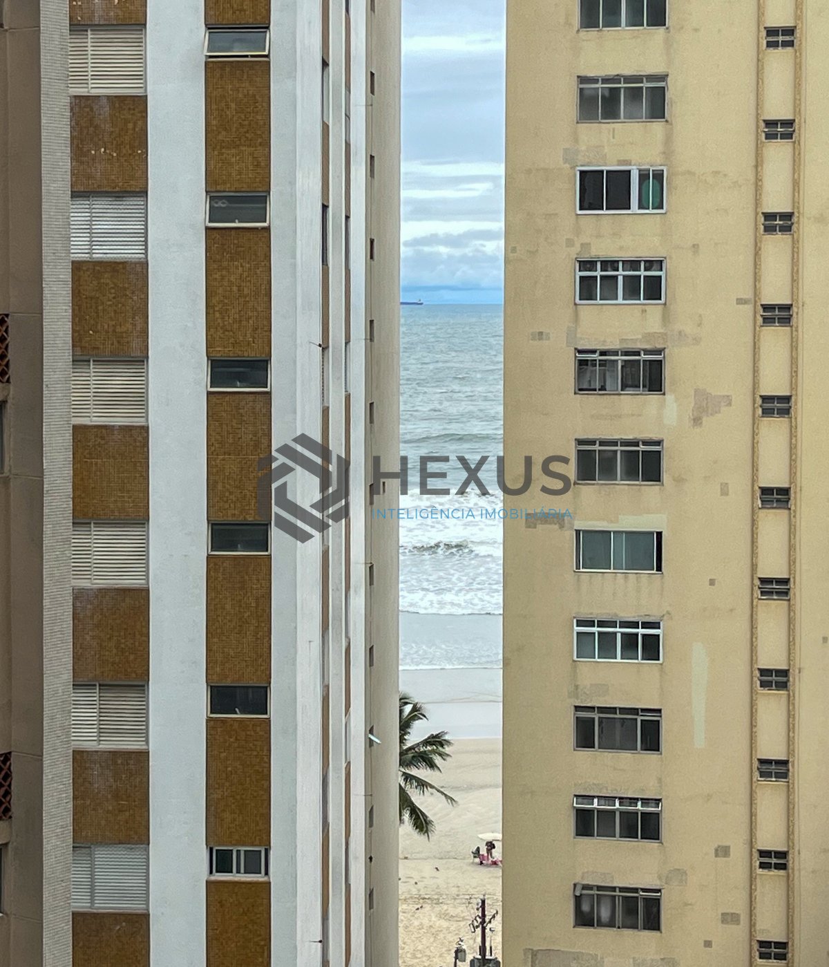 Foto 15 de Apartamento com varanda a uma quadra da Praia das Pitangueiras, Guarujá