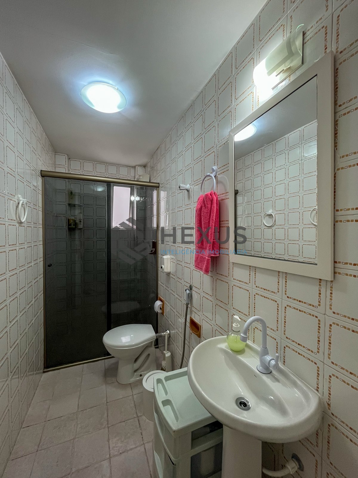 Foto 17 de Apartamento com varanda a uma quadra da Praia das Pitangueiras, Guarujá