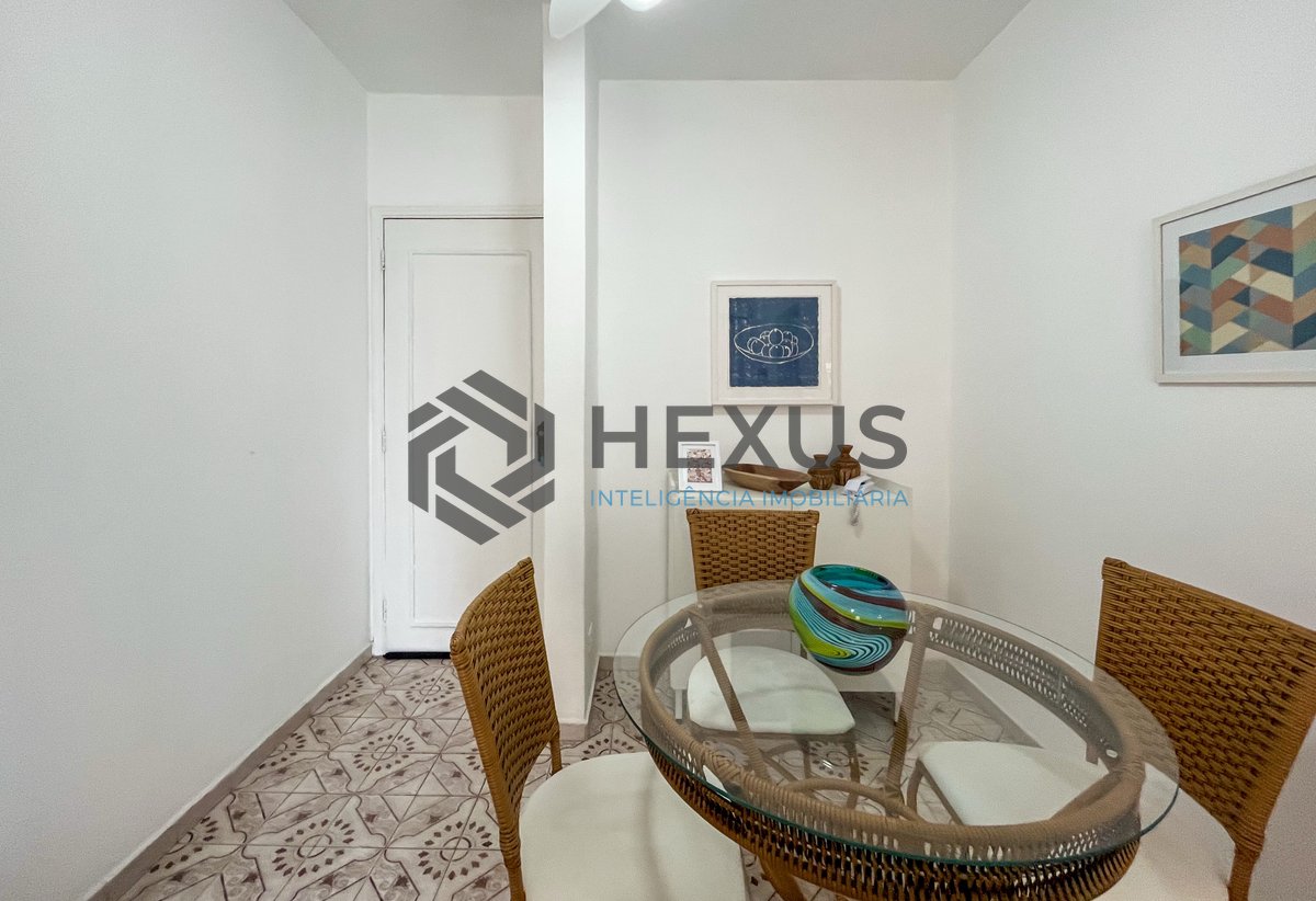 Foto 3 de Apartamento com varanda a uma quadra da Praia das Pitangueiras, Guarujá