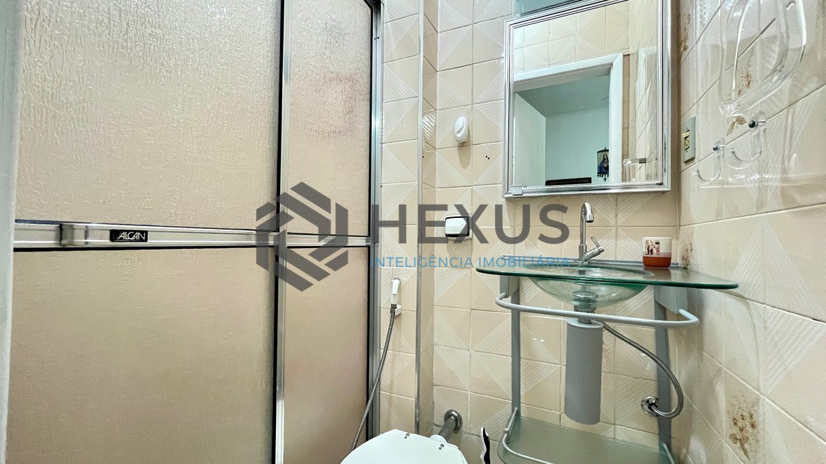 Foto 17 de Apartamento com varanda vista mar na beira mar da praia nas Pitangueiras, Guarujá