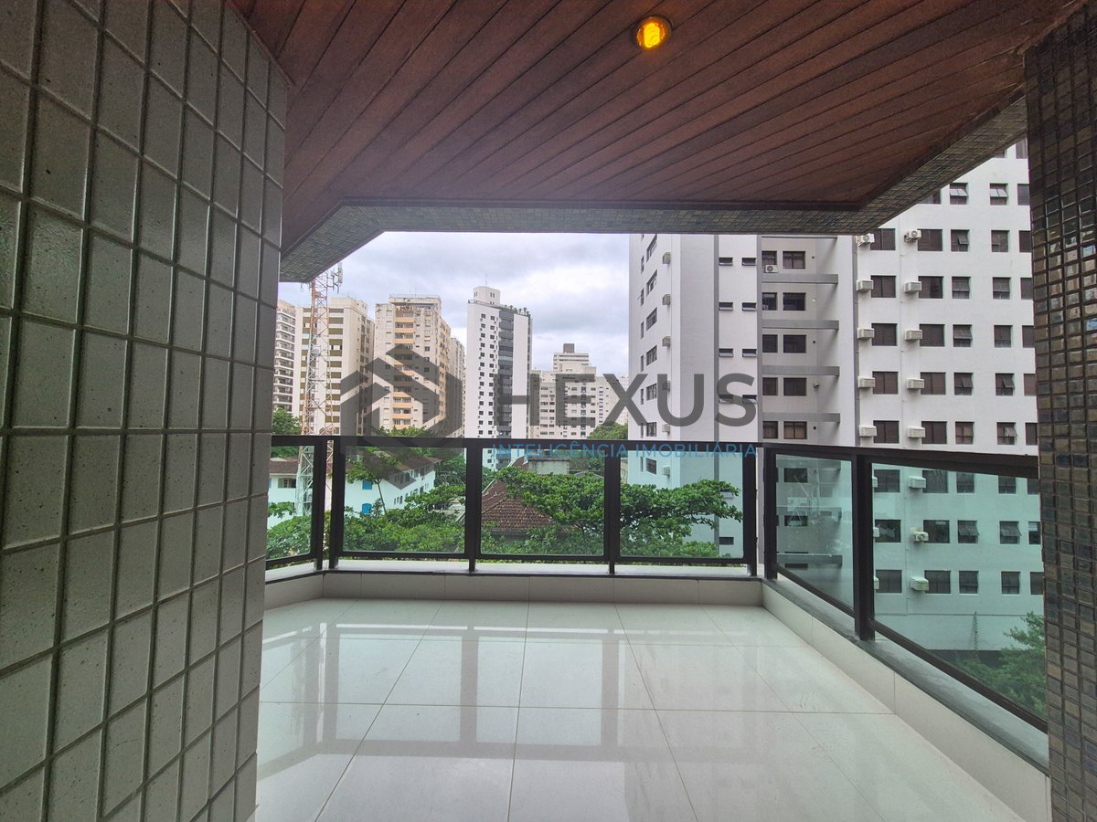 Foto 2 de Apartamento reformado com varanda gourmet na Praia das Pitangueiras, Guarujá