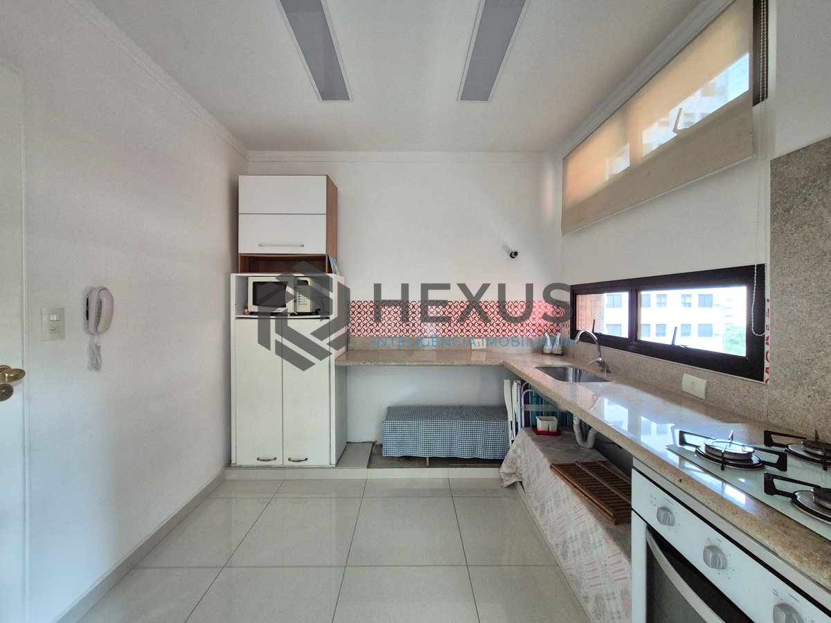 Foto 34 de Apartamento reformado com varanda gourmet na Praia das Pitangueiras, Guarujá